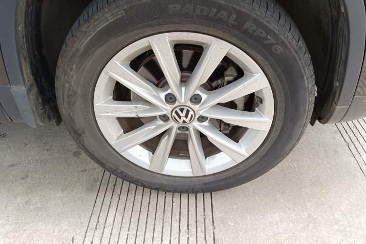 Used Volkswagen Tiguan 2016 280TSI Automatic Two-Wheel Drive Silk Road Comfort Edition Right Front Wheel Hub