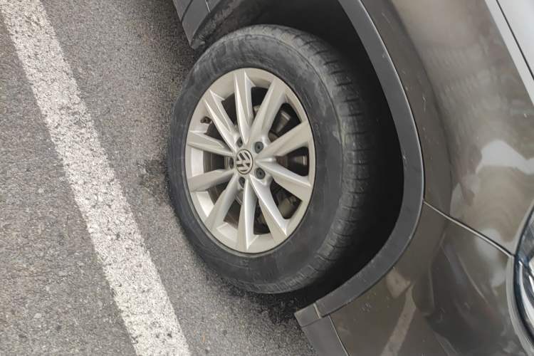 Used Volkswagen Tiguan 2016 280TSI Automatic Two-Wheel-Drive Silk Road Style Edition Right Front Wheel Hub