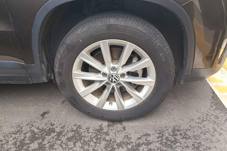 Used Volkswagen Tiguan 2016 280TSI Automatic Two-Wheel Drive Silk Road Comfort Edition Right Front Wheel Hub