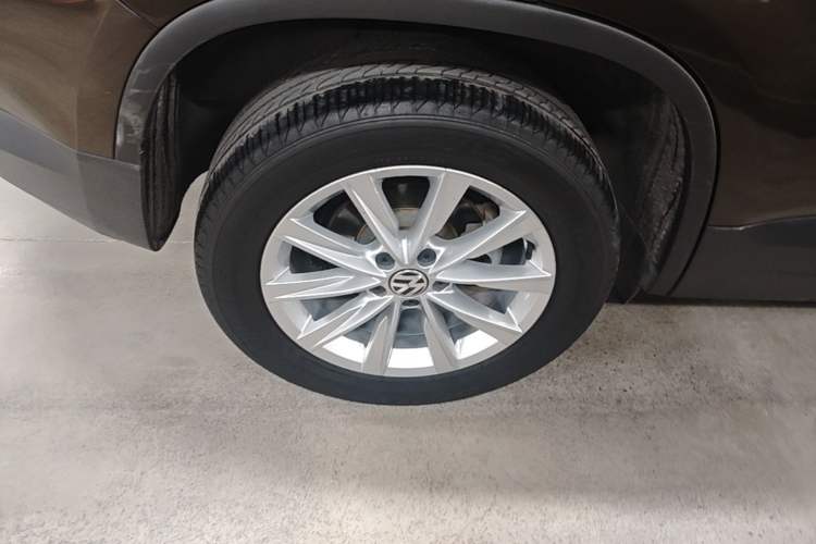 Used Volkswagen Tiguan 2016 280TSI Automatic Two-Wheel-Drive Silk Road Style Edition Right Rear Wheel Hub