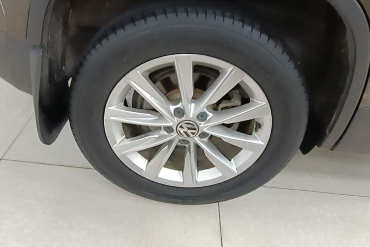 Used Volkswagen Tiguan 2016 280TSI Automatic Two-Wheel Drive Silk Road Comfort Edition Right Rear Wheel Hub