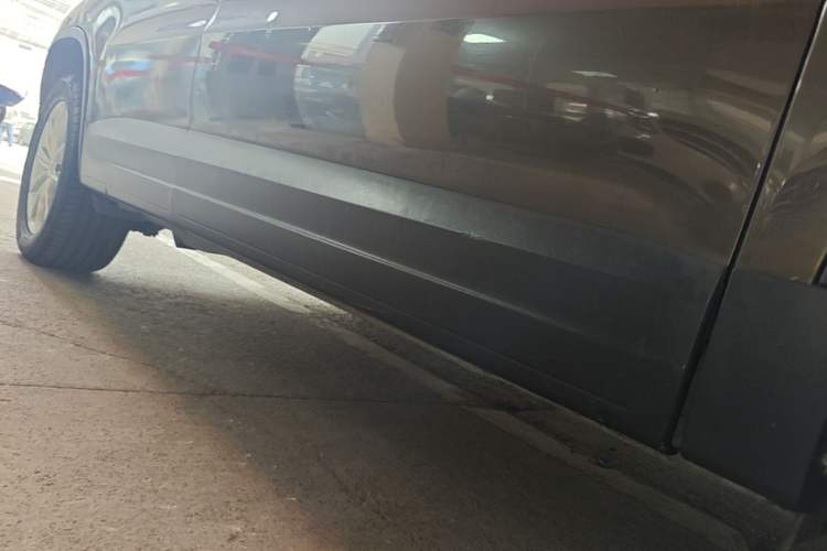 Used Volkswagen Tiguan 2016 300TSI Automatic All-Wheel Drive Fashion Vision Edition Right Side Sill