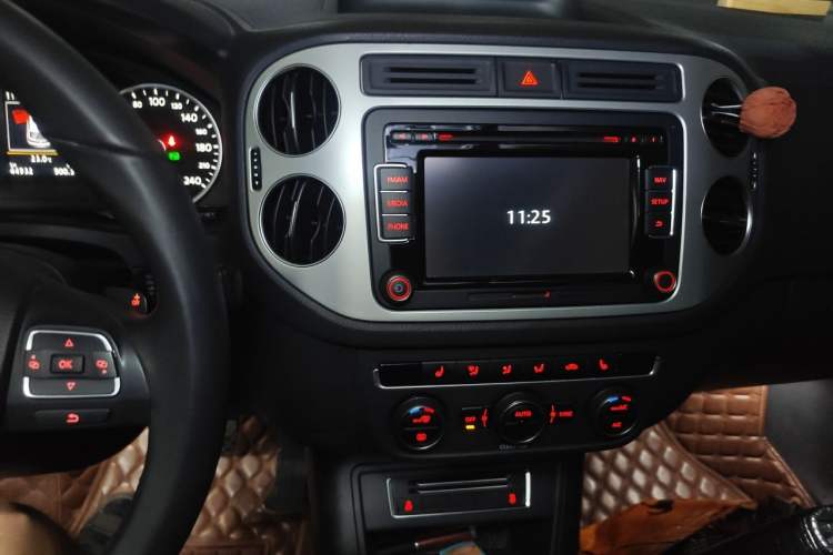 Used Volkswagen Tiguan 2016 300TSI Automatic Two-Wheel Drive Luxury Edition Audio And AC Panel