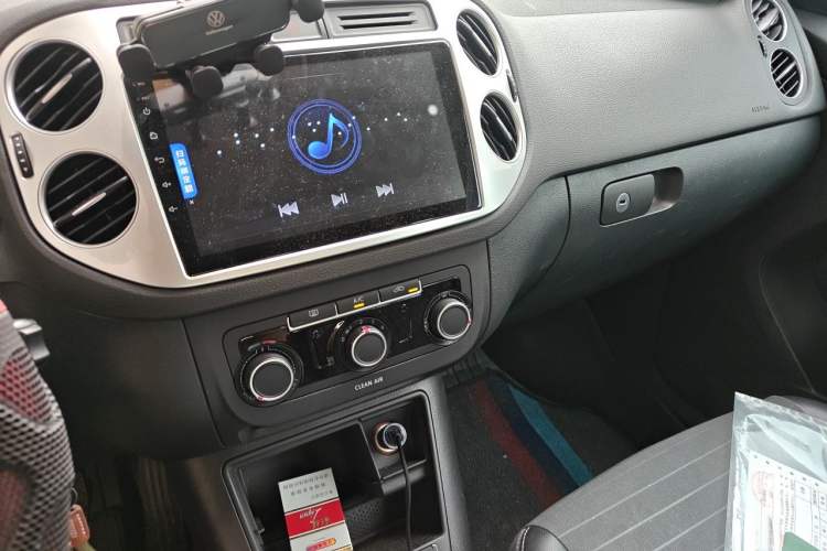 Used Volkswagen Tiguan 2016 300TSI Automatic Two-Wheel Drive Trend Edition Audio And AC Panel