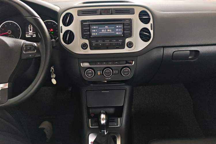 Used Volkswagen Tiguan 2016 280TSI Automatic Two-Wheel Drive Silk Road Comfort Edition Audio And AC Panel