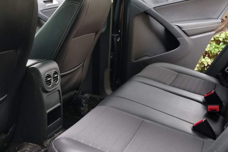 Used Volkswagen Tiguan 2016 280TSI Automatic Two-Wheel-Drive Silk Road Style Edition Interior 3