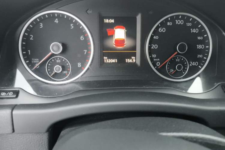 Used Volkswagen Tiguan 2016 2.0 TSI Four-Wheel Drive Standard Version Odometer Close Up