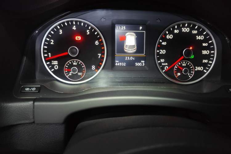Used Volkswagen Tiguan 2016 300TSI Automatic Two-Wheel Drive Luxury Edition Odometer Close Up