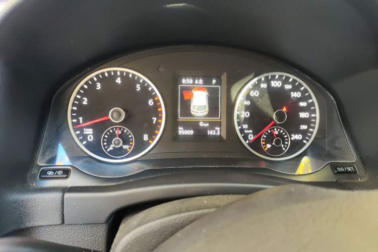 Used Volkswagen Tiguan 2016 2.0 TSI Four-Wheel Drive Standard Version Odometer Close Up