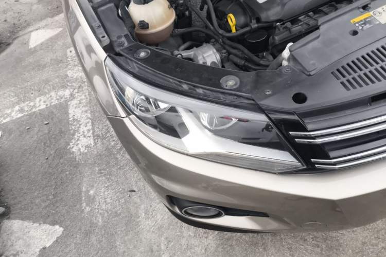 Used Volkswagen Tiguan 2016 2.0 TSI Four-Wheel Drive Standard Version Right Front Headlight
