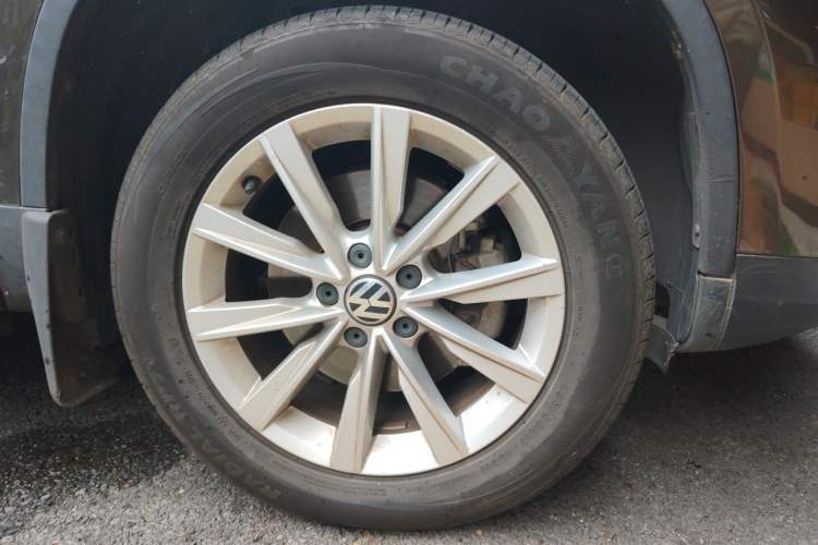 Used Volkswagen Tiguan 2016 280TSI Automatic Two-Wheel-Drive Silk Road Style Edition Right Front Wheel Hub