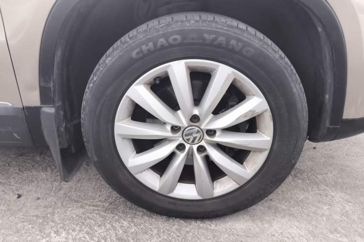Used Volkswagen Tiguan 2016 2.0 TSI Four-Wheel Drive Standard Version Right Front Wheel Hub