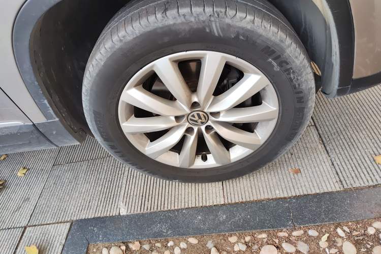 Used Volkswagen Tiguan 2016 2.0 TSI Four-Wheel Drive Standard Version Right Front Wheel Hub