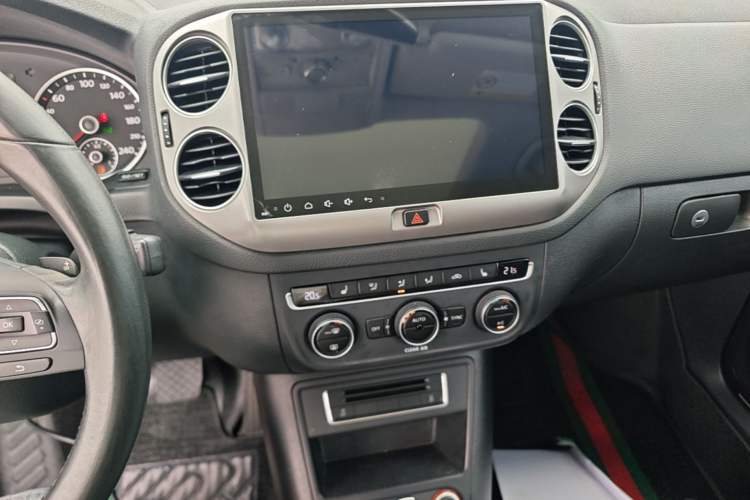Used Volkswagen Tiguan 2016 300TSI Automatic Two-Wheel Drive Luxury Edition Audio And AC Panel