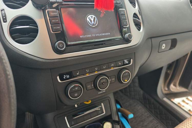 Used Volkswagen Tiguan 2016 300TSI Automatic Two-Wheel Drive Luxury Edition Audio And AC Panel