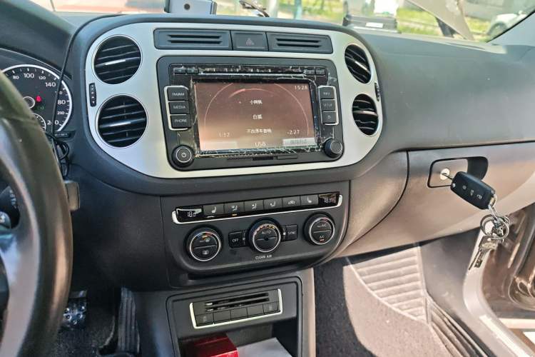 Used Volkswagen Tiguan 2016 300TSI Automatic Two-Wheel Drive Luxury Edition Audio And AC Panel