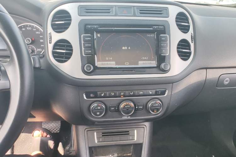 Used Volkswagen Tiguan 2016 300TSI Automatic Two-Wheel Drive Luxury Edition Audio And AC Panel