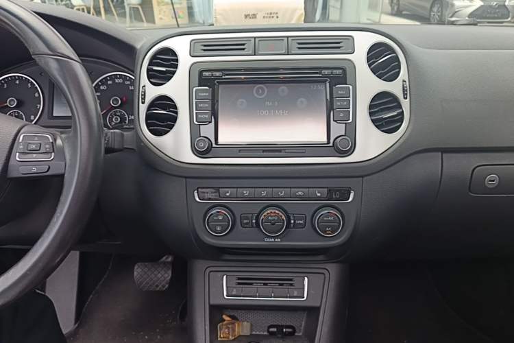 Used Volkswagen Tiguan 2016 300TSI Automatic Two-Wheel Drive Luxury Edition Audio And AC Panel