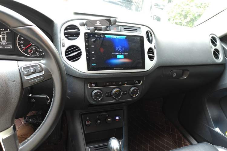 Used Volkswagen Tiguan 2016 300TSI Automatic Two-Wheel Drive Comfort Edition Audio And AC Panel