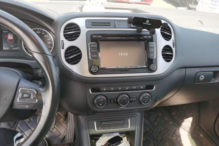 Used Volkswagen Tiguan 2016 300TSI Automatic All-Wheel Drive Luxury Edition Audio And AC Panel