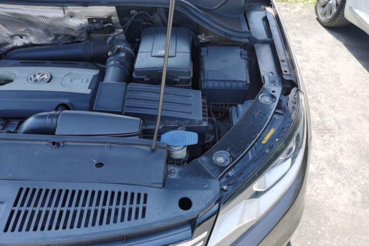 Used Volkswagen Tiguan 2016 300TSI Automatic All-Wheel Drive Luxury Edition Engine Bay Left