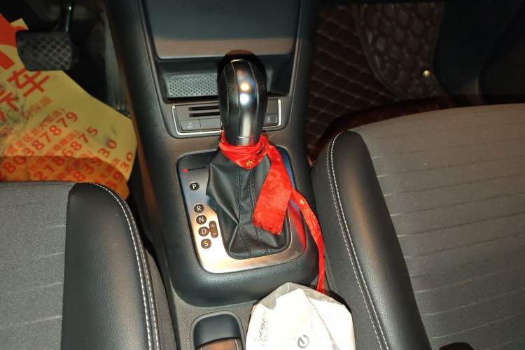 Used Volkswagen Tiguan 2016 300TSI Automatic All-Wheel Drive Fashion Vision Edition Gear Lever