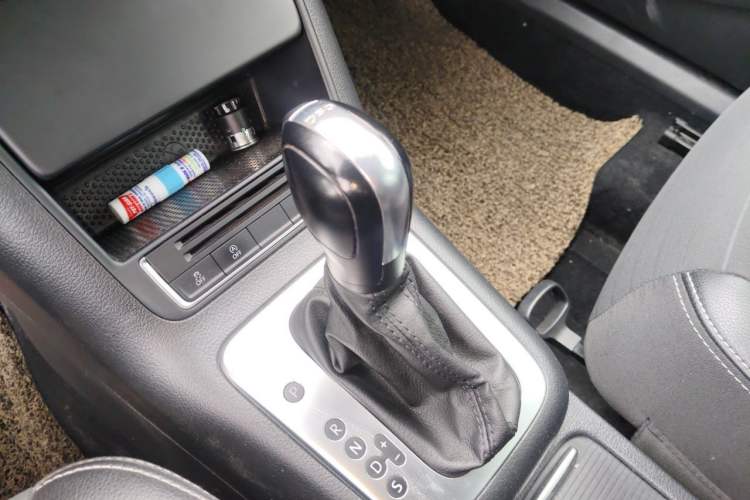 Used Volkswagen Tiguan 2016 280TSI Automatic Two-Wheel-Drive Silk Road Style Edition Gear Lever