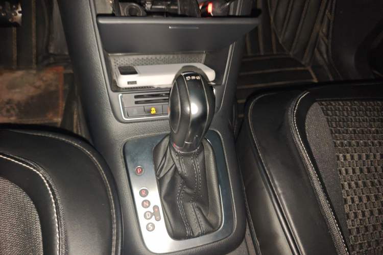 Used Volkswagen Tiguan 2016 280TSI Automatic Two-Wheel Drive Silk Road Comfort Edition Gear Lever