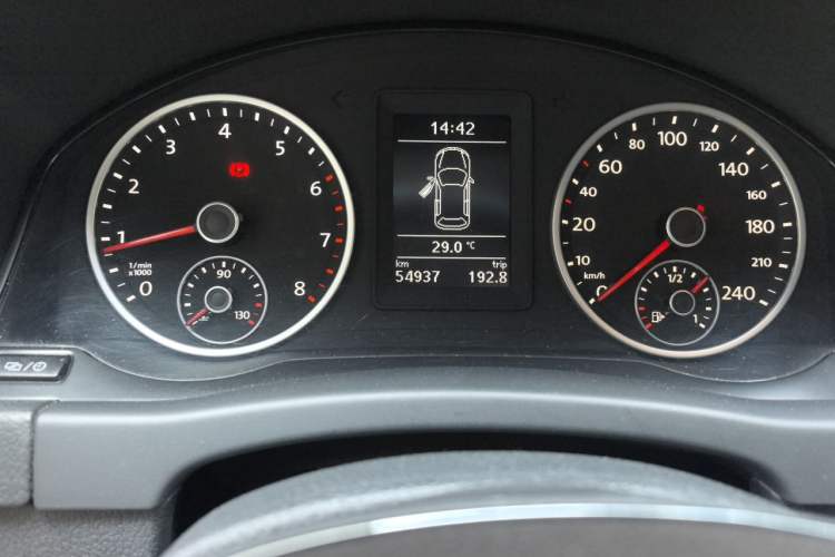 Used Volkswagen Tiguan 2016 300TSI Manual Two-Wheel Drive Trend Edition Odometer Close Up