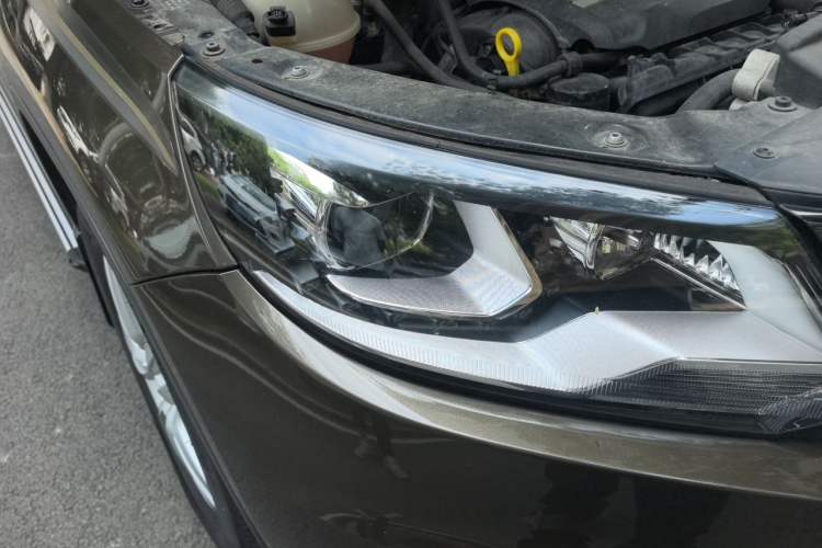Used Volkswagen Tiguan 2016 300TSI Manual Two-Wheel Drive Trend Edition Right Front Headlight