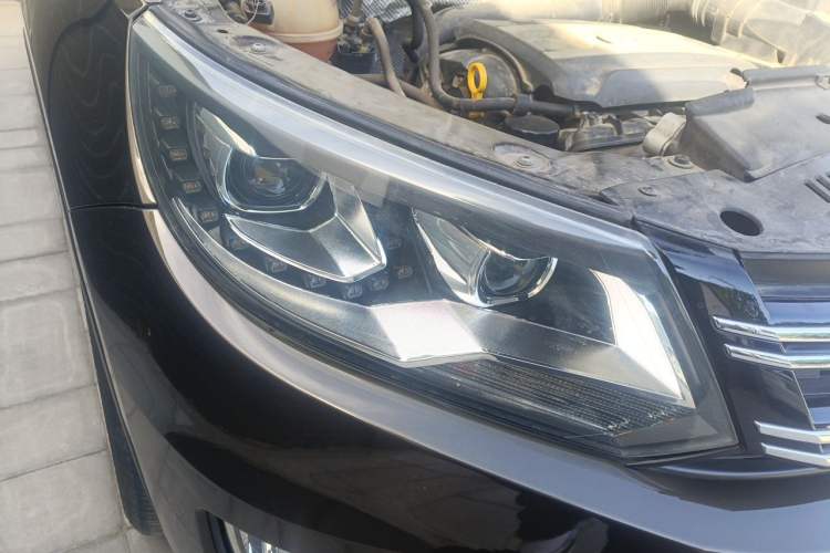 Used Volkswagen Tiguan 2016 300TSI Automatic All-Wheel Drive Luxury Edition Right Front Headlight