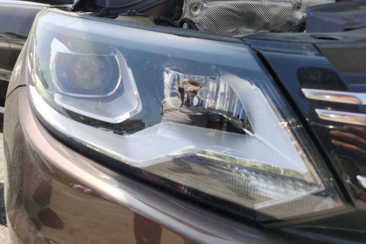 Used Volkswagen Tiguan 2016 300TSI Automatic All-Wheel Drive Luxury Edition Right Front Headlight