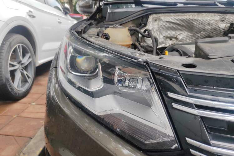 Used Volkswagen Tiguan 2016 300TSI Automatic All-Wheel Drive Luxury Edition Right Front Headlight