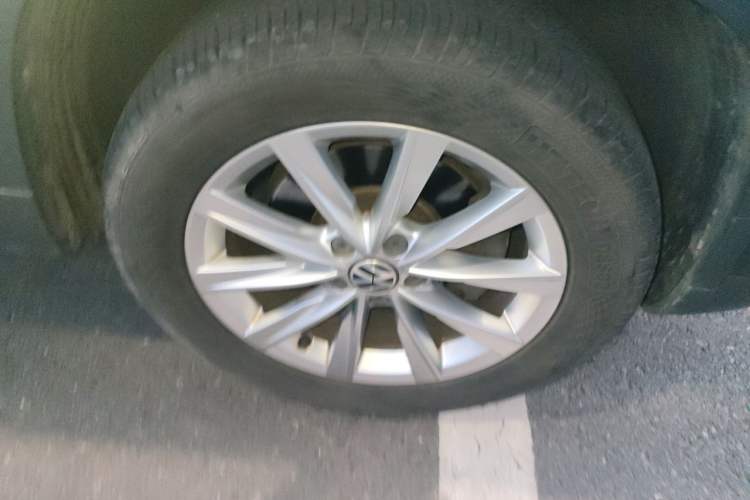 Used Volkswagen Tiguan 2016 280TSI Automatic Two-Wheel-Drive Silk Road Style Edition Right Front Wheel Hub