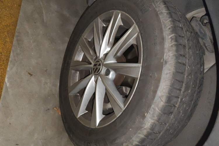 Used Volkswagen Tiguan 2016 280TSI Automatic Two-Wheel Drive Silk Road Comfort Edition Right Front Wheel Hub
