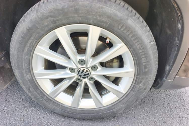 Used Volkswagen Tiguan 2016 280TSI Automatic Two-Wheel Drive Silk Road Comfort Edition Right Front Wheel Hub