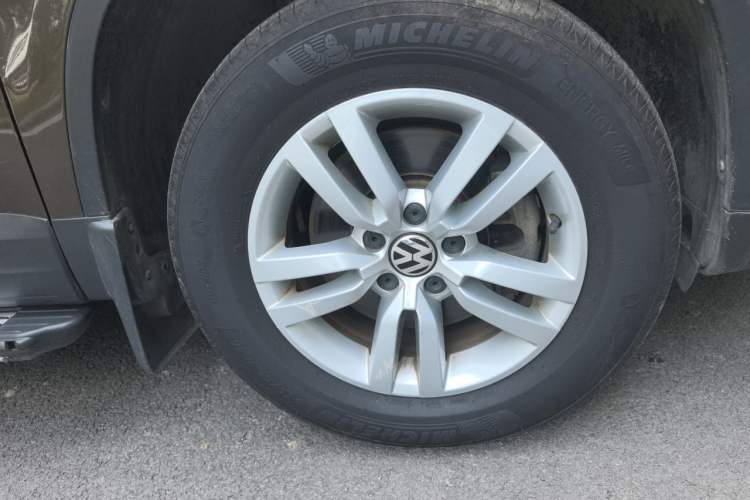 Used Volkswagen Tiguan 2016 300TSI Manual Two-Wheel Drive Trend Edition Right Front Wheel Hub