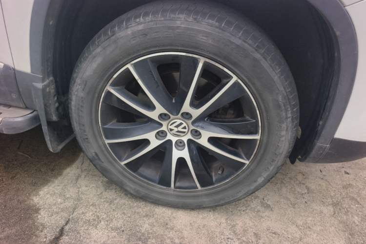 Used Volkswagen Tiguan 2016 330TSI Automatic All-Wheel Drive Luxury Edition Right Front Wheel Hub