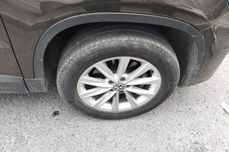 Used Volkswagen Tiguan 2016 280TSI Automatic Two-Wheel-Drive Silk Road Style Edition Right Front Wheel Hub