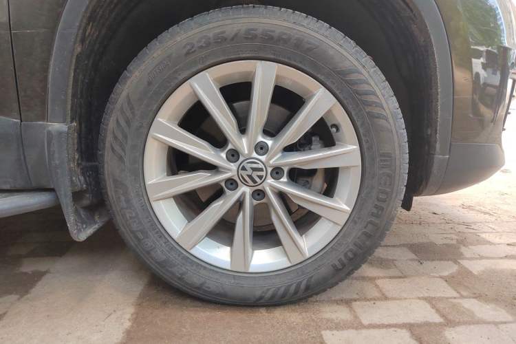 Used Volkswagen Tiguan 2016 280TSI Automatic Two-Wheel-Drive Silk Road Style Edition Right Front Wheel Hub