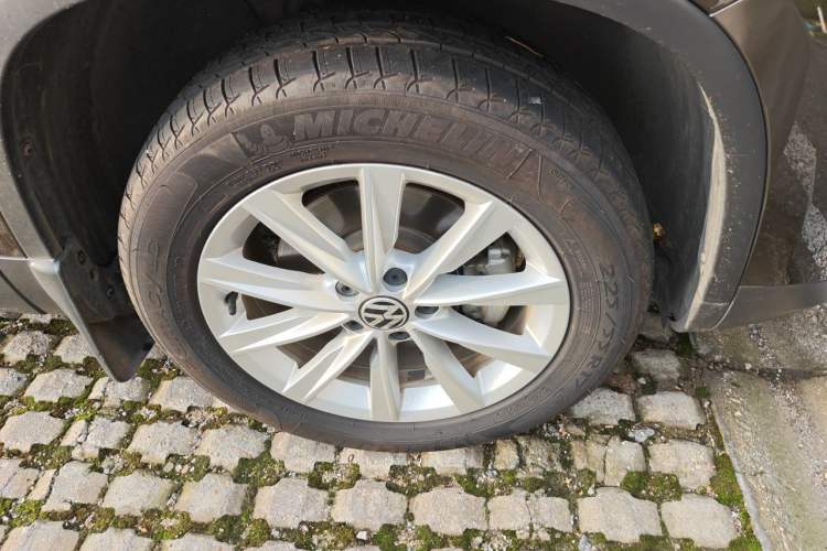 Used Volkswagen Tiguan 2016 280TSI Automatic Two-Wheel-Drive Silk Road Style Edition Right Front Wheel Hub