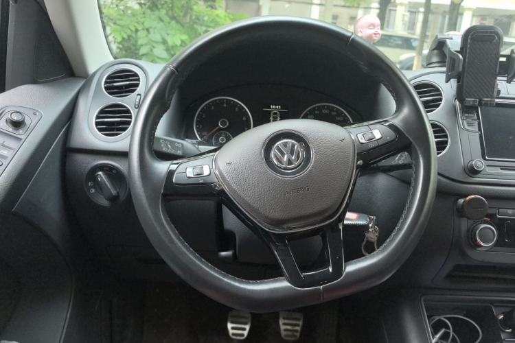 Used Volkswagen Tiguan 2016 300TSI Manual Two-Wheel Drive Trend Edition Steering Wheel