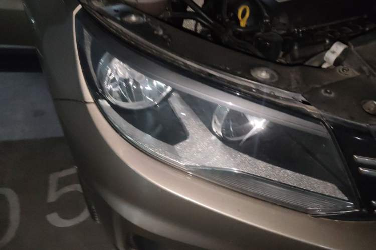 Used Volkswagen Tiguan 2016 2.0 TSI Four-Wheel Drive Standard Version Right Front Headlight