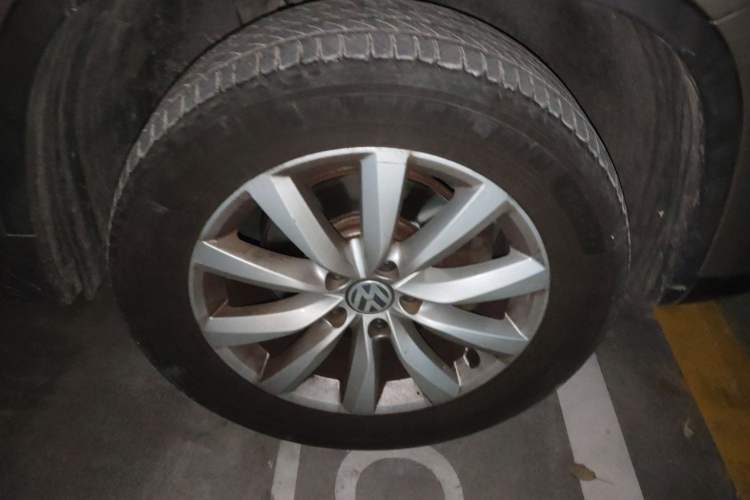 Used Volkswagen Tiguan 2016 2.0 TSI Four-Wheel Drive Standard Version Right Front Wheel Hub