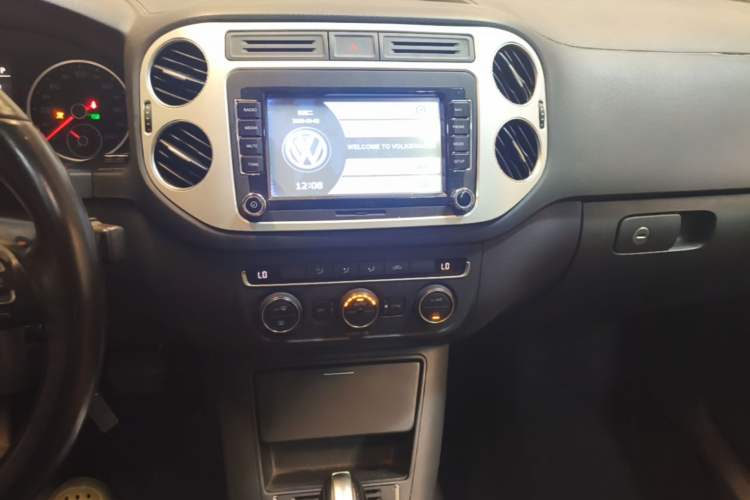 Used Volkswagen Tiguan 2016 300TSI Automatic All-Wheel Drive Fashion Vision Edition Audio And AC Panel