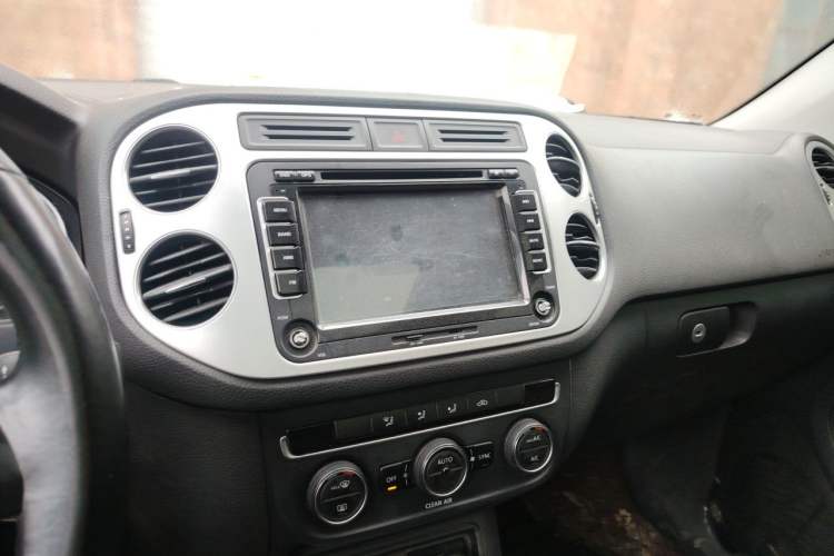 Used Volkswagen Tiguan 2016 300TSI Automatic All-Wheel Drive Fashion Vision Edition Audio And AC Panel