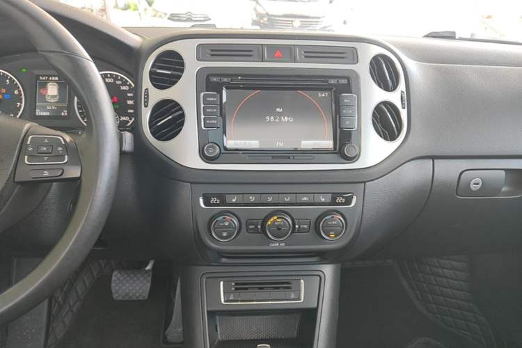 Used Volkswagen Tiguan 2016 300TSI Automatic All-Wheel Drive Luxury Edition Audio And AC Panel