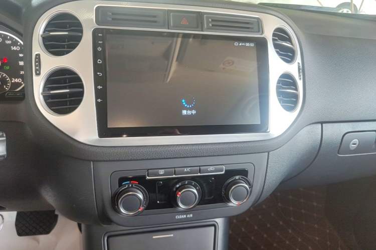 Used Volkswagen Tiguan 2016 300TSI Automatic Two-Wheel Drive Trend Edition Audio And AC Panel