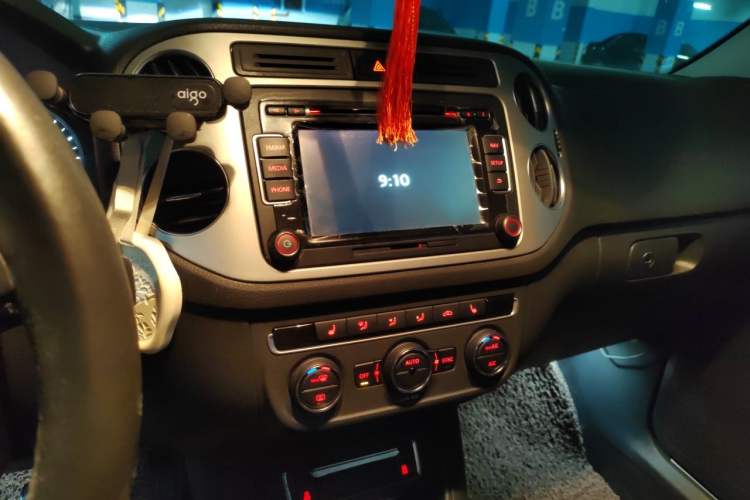 Used Volkswagen Tiguan 2016 300TSI Automatic Two-Wheel Drive Luxury Edition Audio And AC Panel