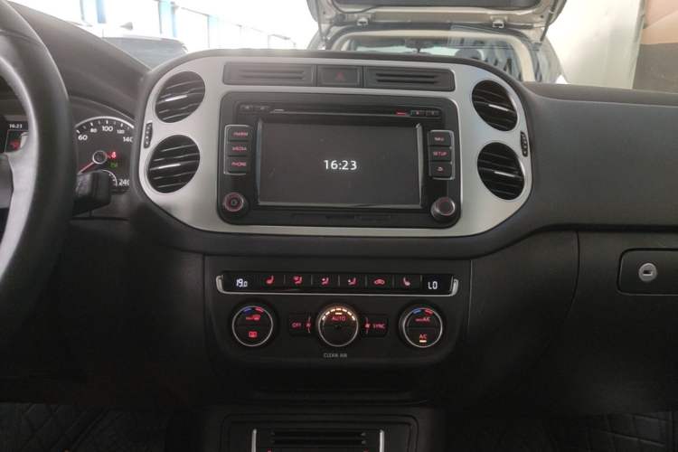 Used Volkswagen Tiguan 2016 300TSI Automatic Two-Wheel Drive Luxury Edition Audio And AC Panel